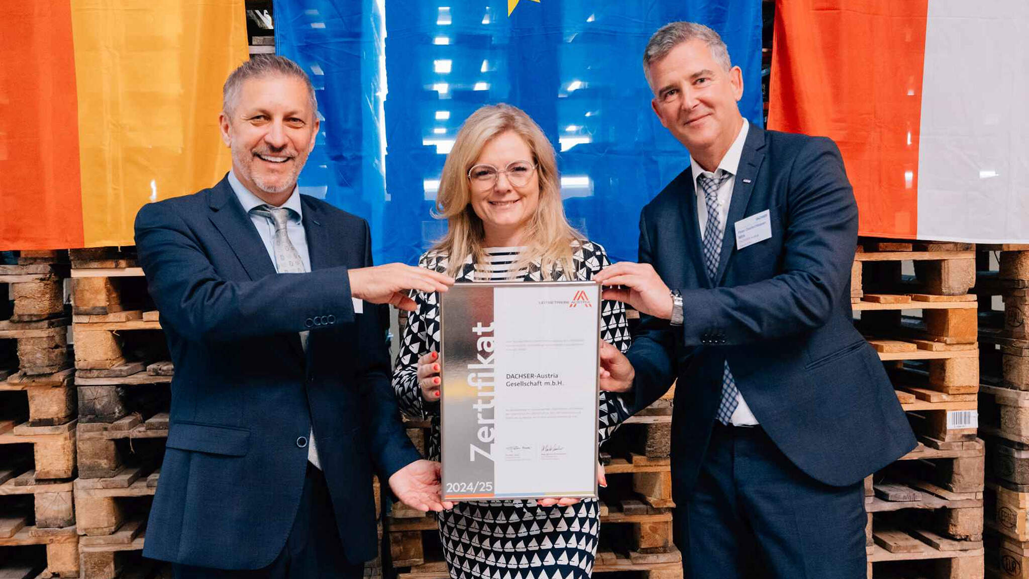 Naľavo: Günter Hirschbeck, generálny riaditeľ pre európsku logistiku DACHSER Austria; Monica Rintersbacher, Leitbetriebe Austria; a Peter Deutschbauer, generálny riaditeľ pre leteckú a námornú logistiku DACHSER Eastern Europe and Austria.

 